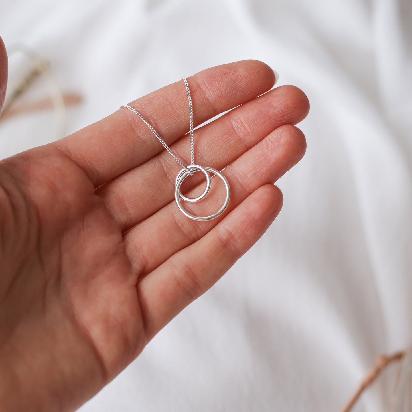 Resilience - Interlocking Circle Necklace - Vinci Woman