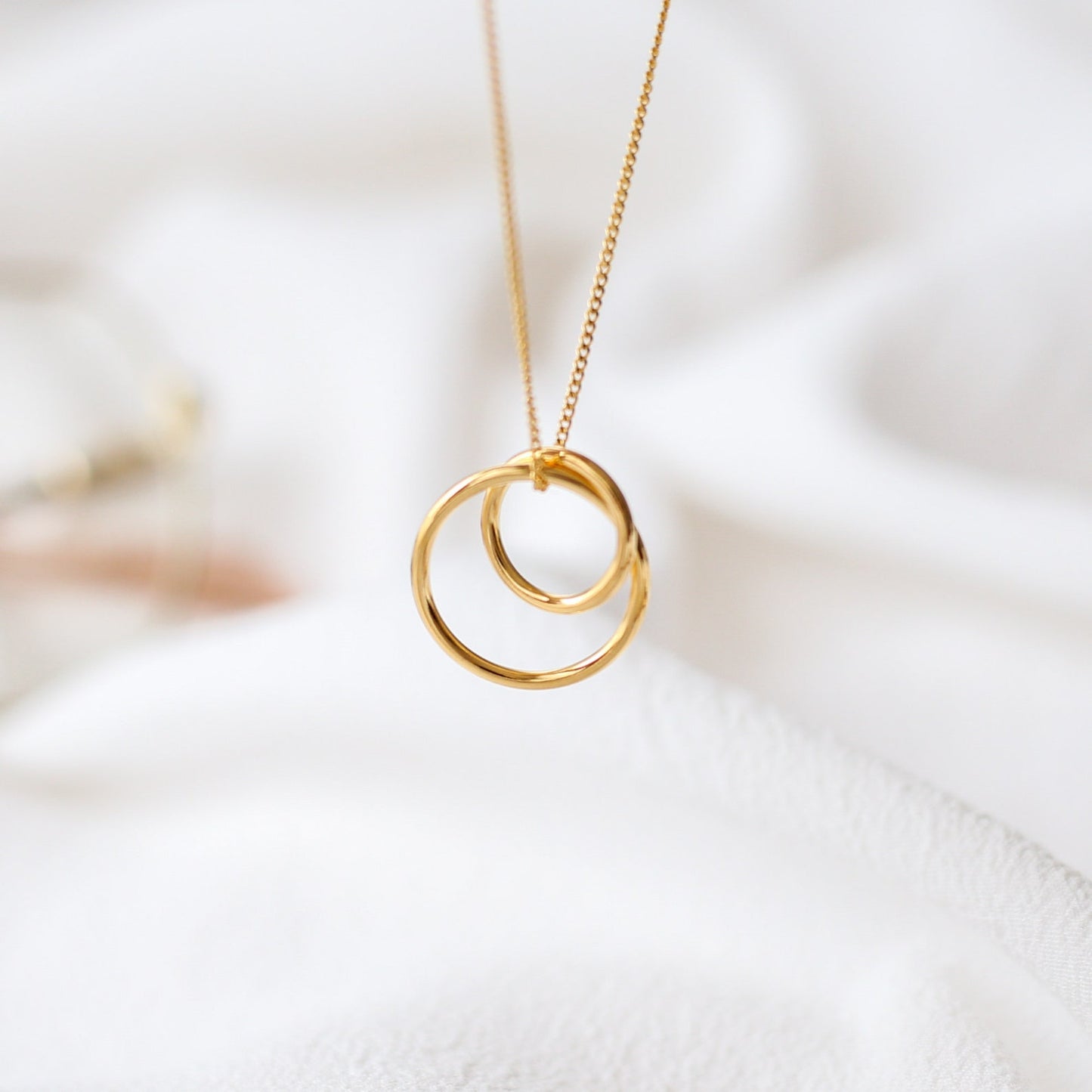 Resilience - Interlocking Circle Necklace - Vinci Woman